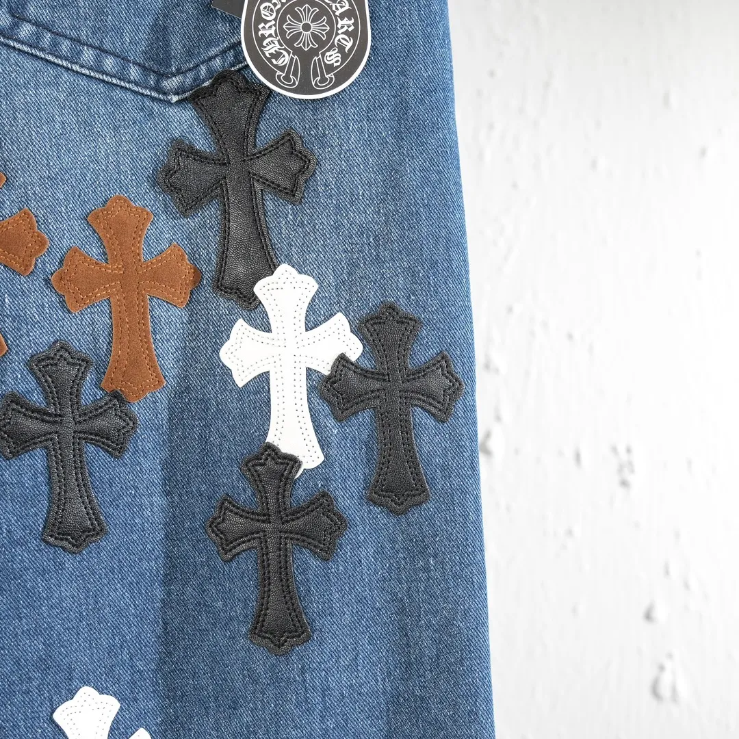 P280 (top replica) [New] Chrome Hearts Matty Boy Sex Records series limited leather multi-color high street work jeans - ch jeans need to be washed and then disassembled and hand-stitched with sheepskin cross leather and then spliced ​​to complete. The whole process is too complicated to explain. The texture can be seen in hand, and it’s all about looking good. These are the most beautiful pants in Crowe’s heart. They are made of beaded canvas fabric, and heavy washing makes the upper body of the fabric more textured, and the pants shape is tall and straight! The three-dimensional cutting of the whole trousers is a masterpiece! The hardware is customized by zp. The beaded canvas fabric is thick and soft after being washed. It has good breathability. Customized small leather label. Unique design. The details are simple and elegant, and the workmanship is exquisite. The whole trousers are neatly routed and the details are in place! It’s so cool that both men and women can easily control the trend of gender-neutral shorts!  Color: Blue Size: Corresponding sizes S-XXL, detailed sizes can be found in Figure 9